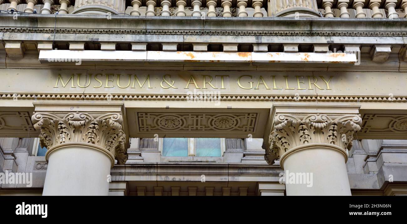 Museum & Art Gallery the sign above ornate carved stone columns on the Museum of Arts, Birmingham, UK Stock Photo