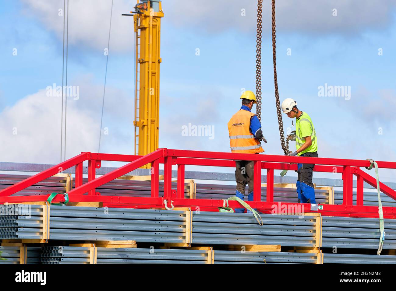 Construction worker during the assembly of a high-bay warehouse in an industrial area in Magdeburg Stock Photo