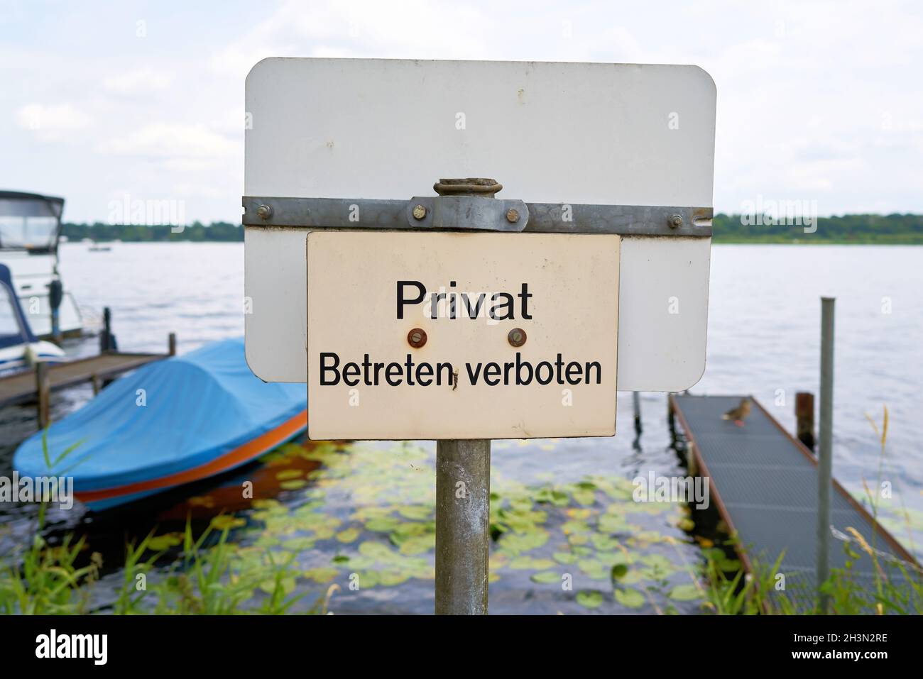 Sign with the inscription Privat, no trespassing on the banks of the River Havel near Werder Stock Photo