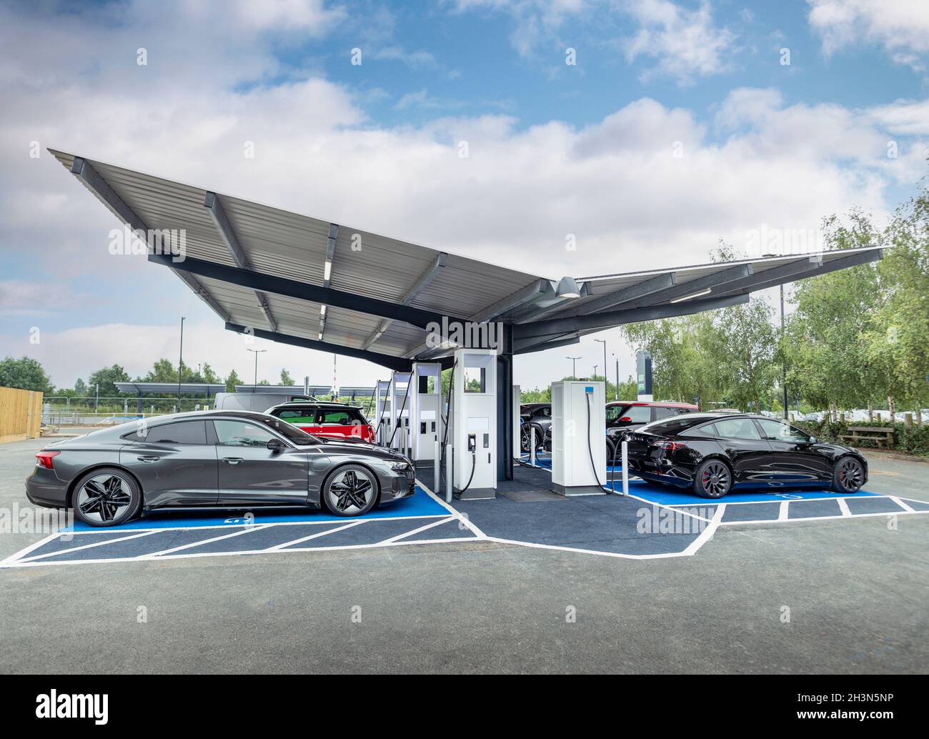 UK, York, Electric cars at charging station Stock Photo