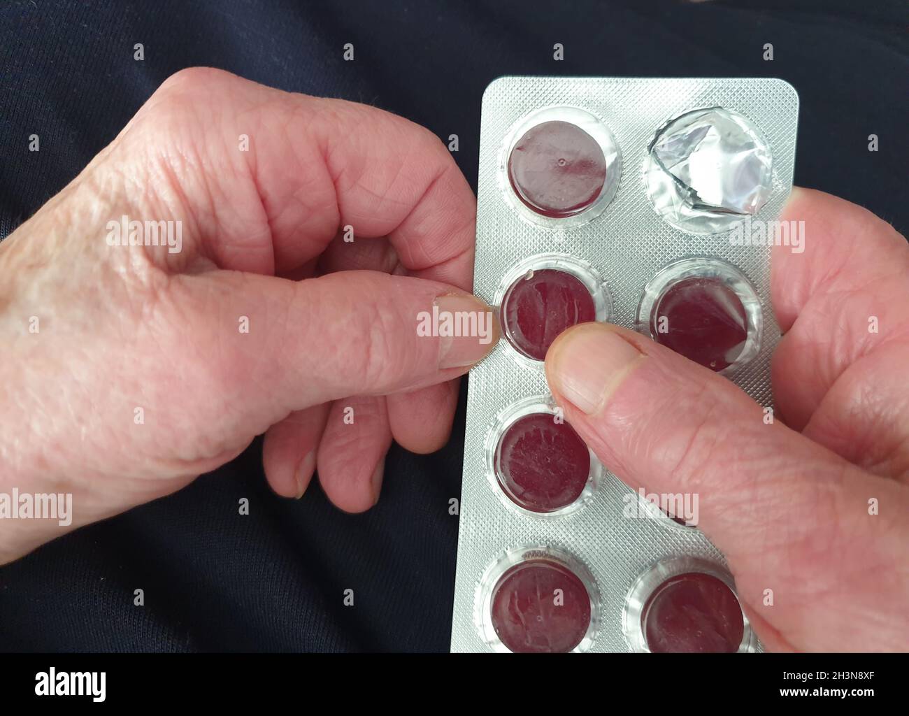 Tabletten einnehmen Stock Photo