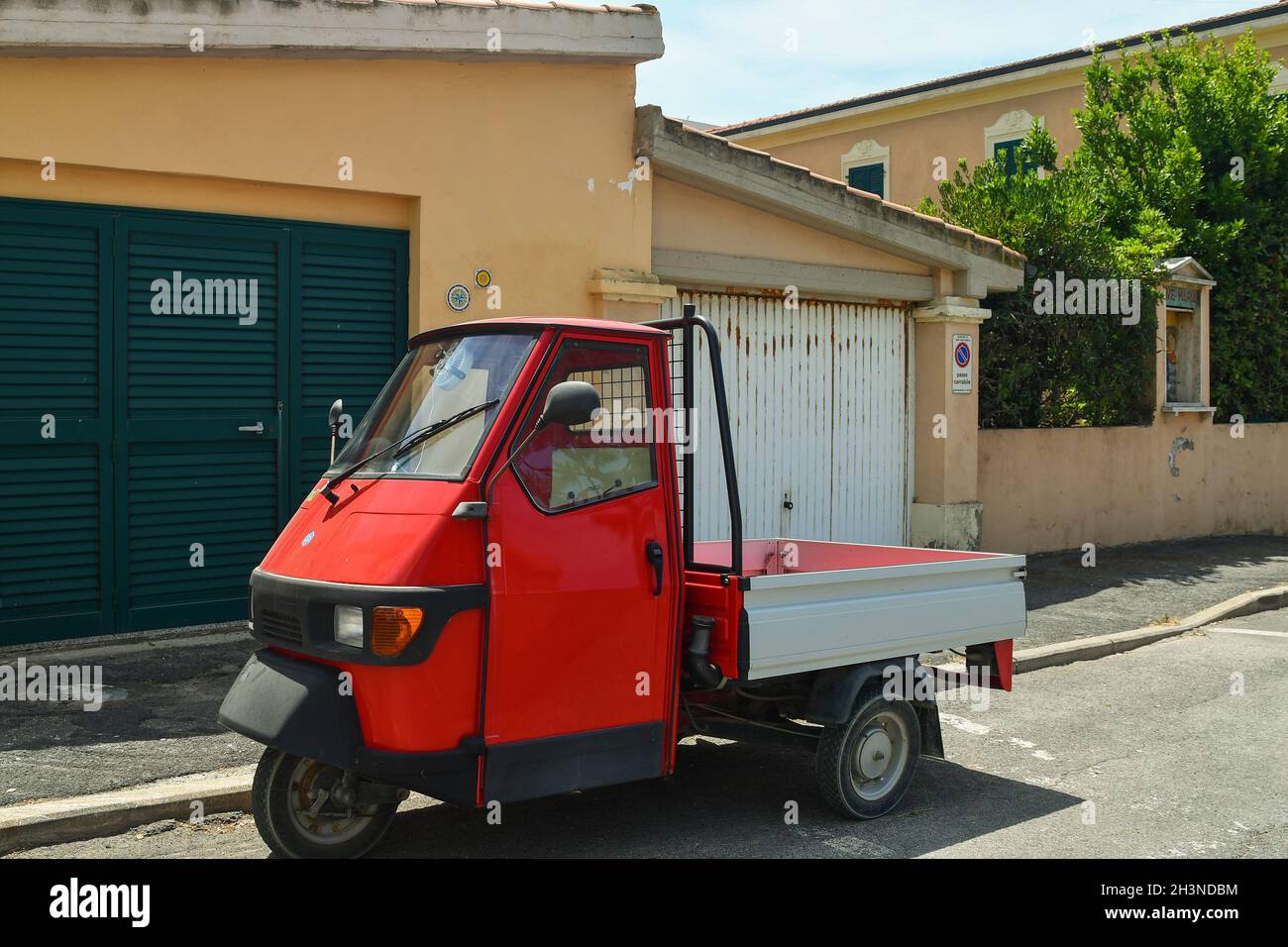 Ape car piaggio hi-res stock photography and images - Alamy