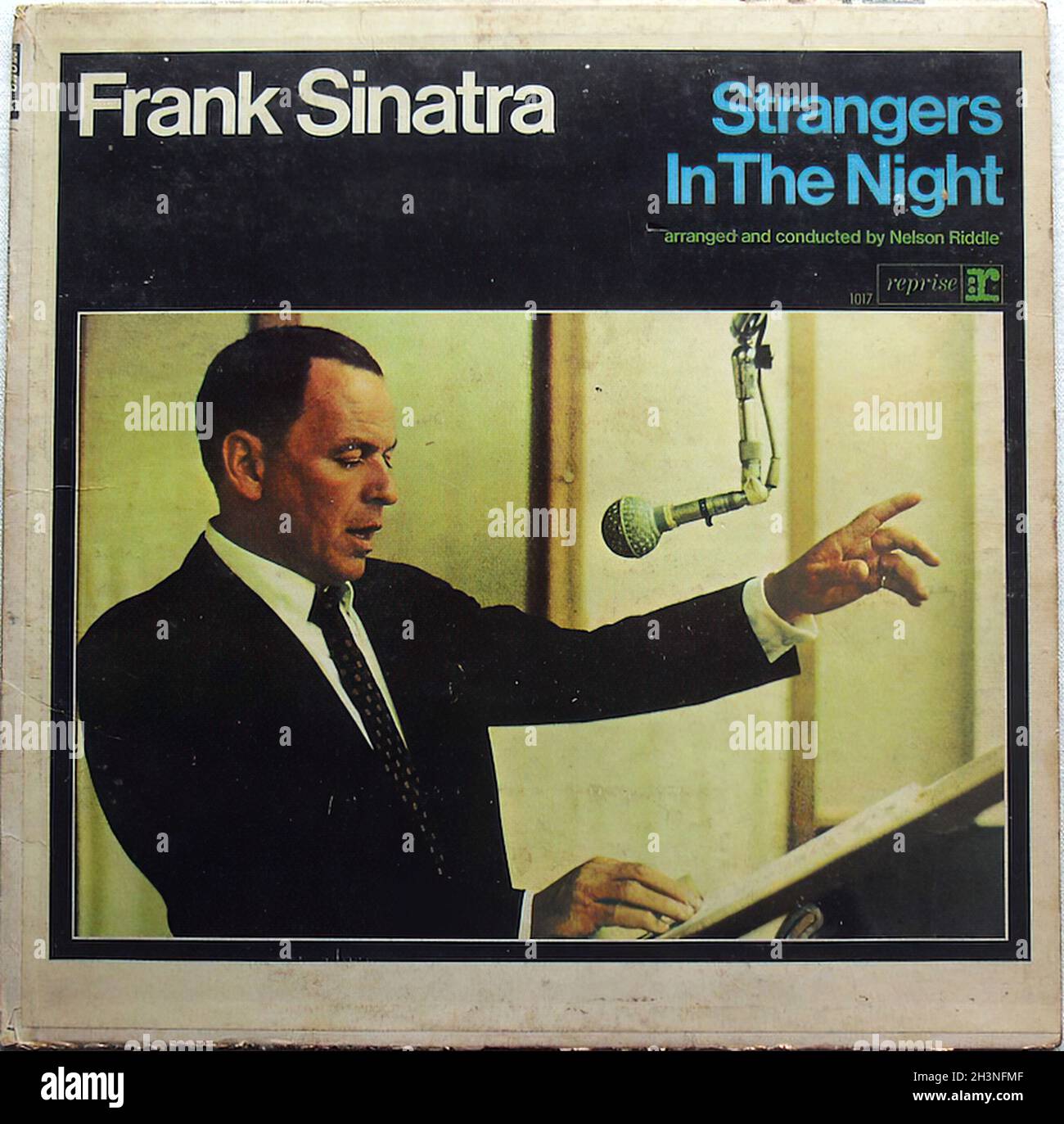 Фрэнк синатра stranger in the night. Strangers in the Night Фрэнк Синатра. Пластинки Синатра свинг ИЗИ.