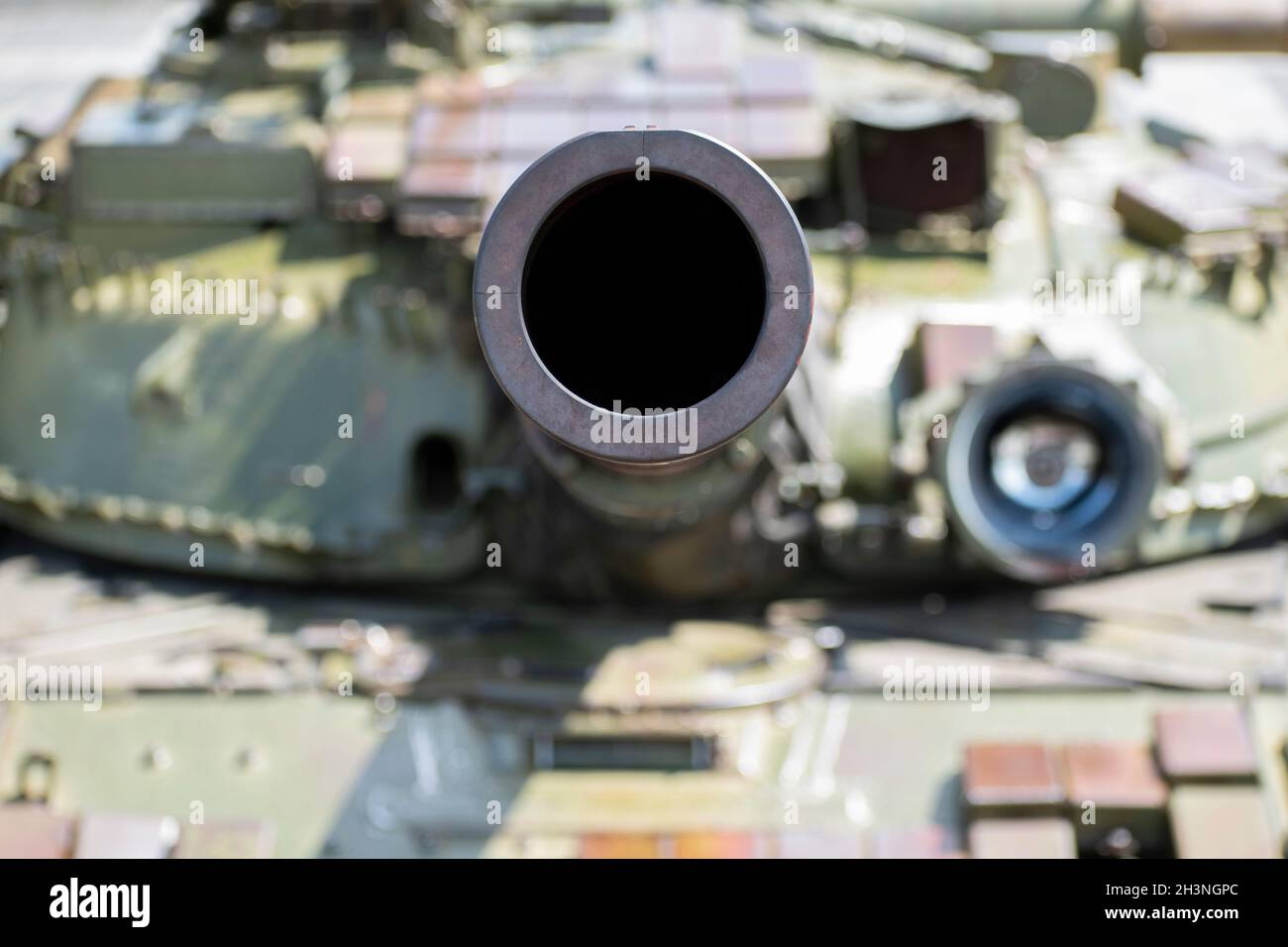 Tank green looking at camera hires stock photography and images Alamy