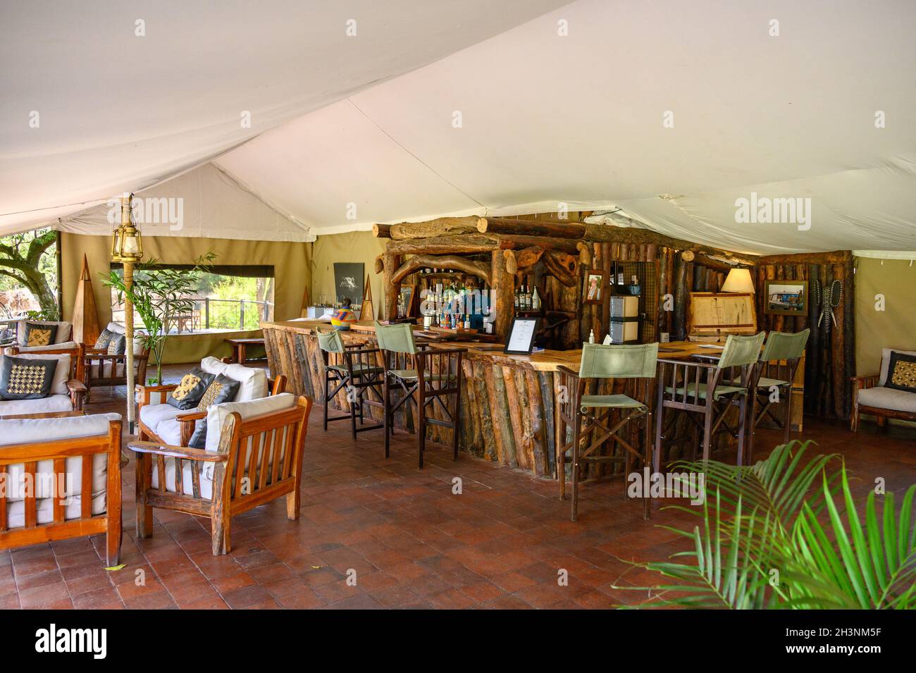 Governors' Camp tented bar area interior on a sunny afternoon, Masai Mara, Kenya Stock Photo