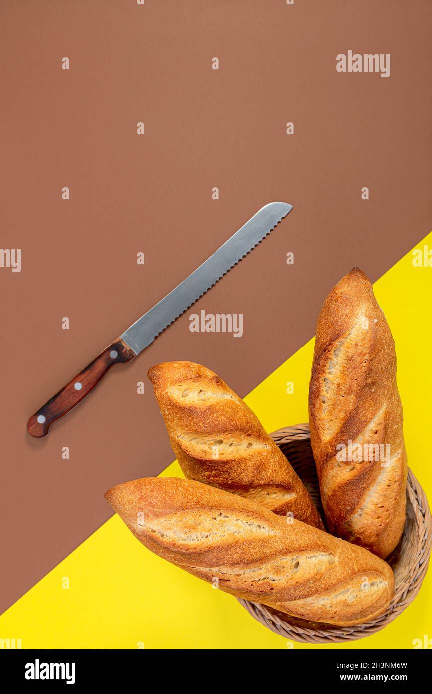 Basket with artisan bread (baguettes Stock Photo Alamy