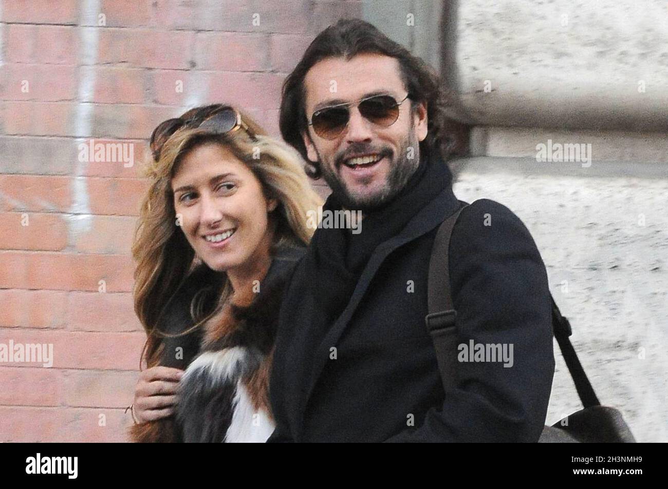 Roma - Rossano Rubicondi e Milu Vimo passeggiano per il centro poi in  piazza san lorenzo in lucina - borsa tracolla louis vuitton Stock Photo -  Alamy