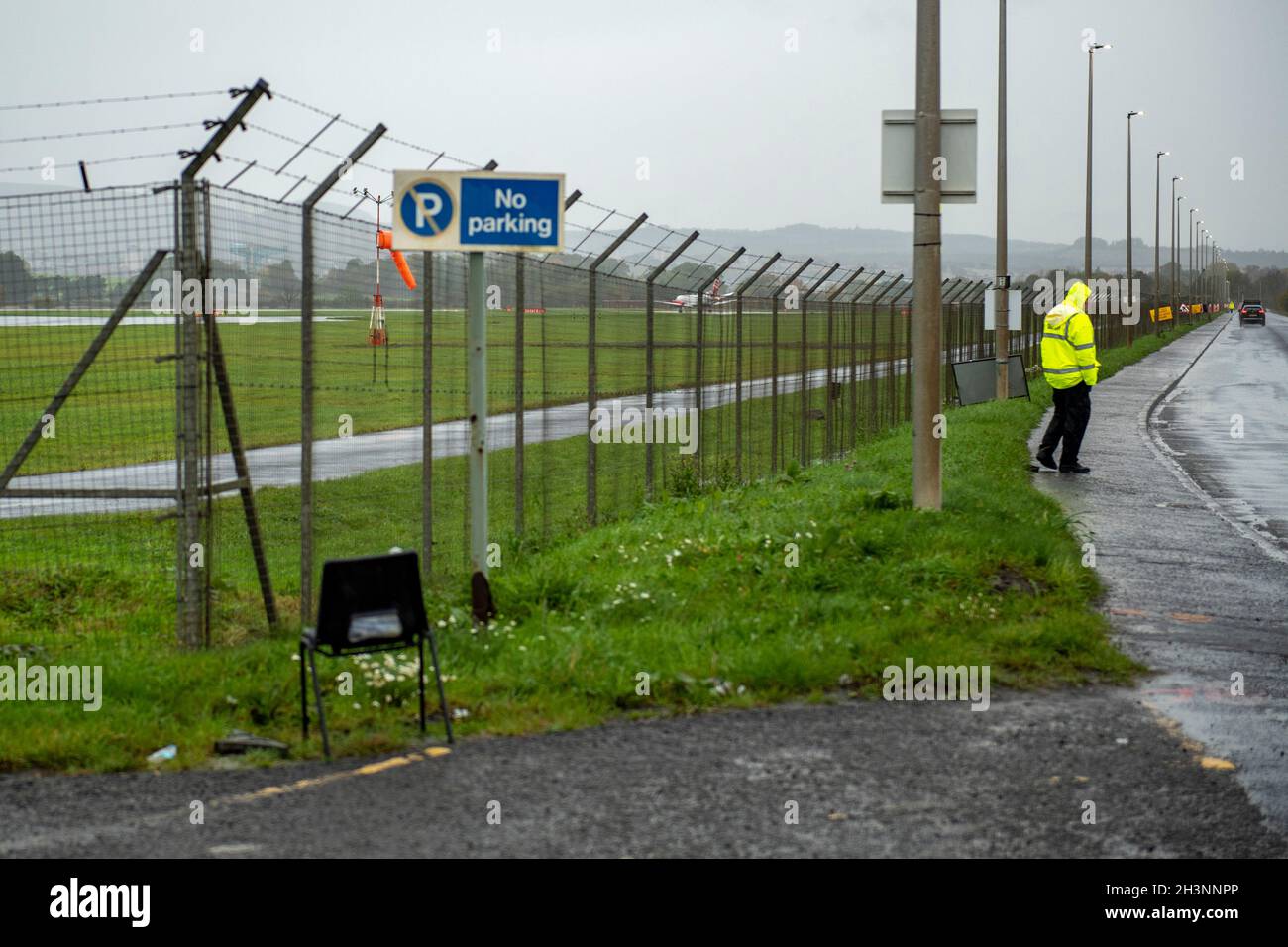 Man In High Viz Yellow Jacket Security Airport Hi res Stock Photography 