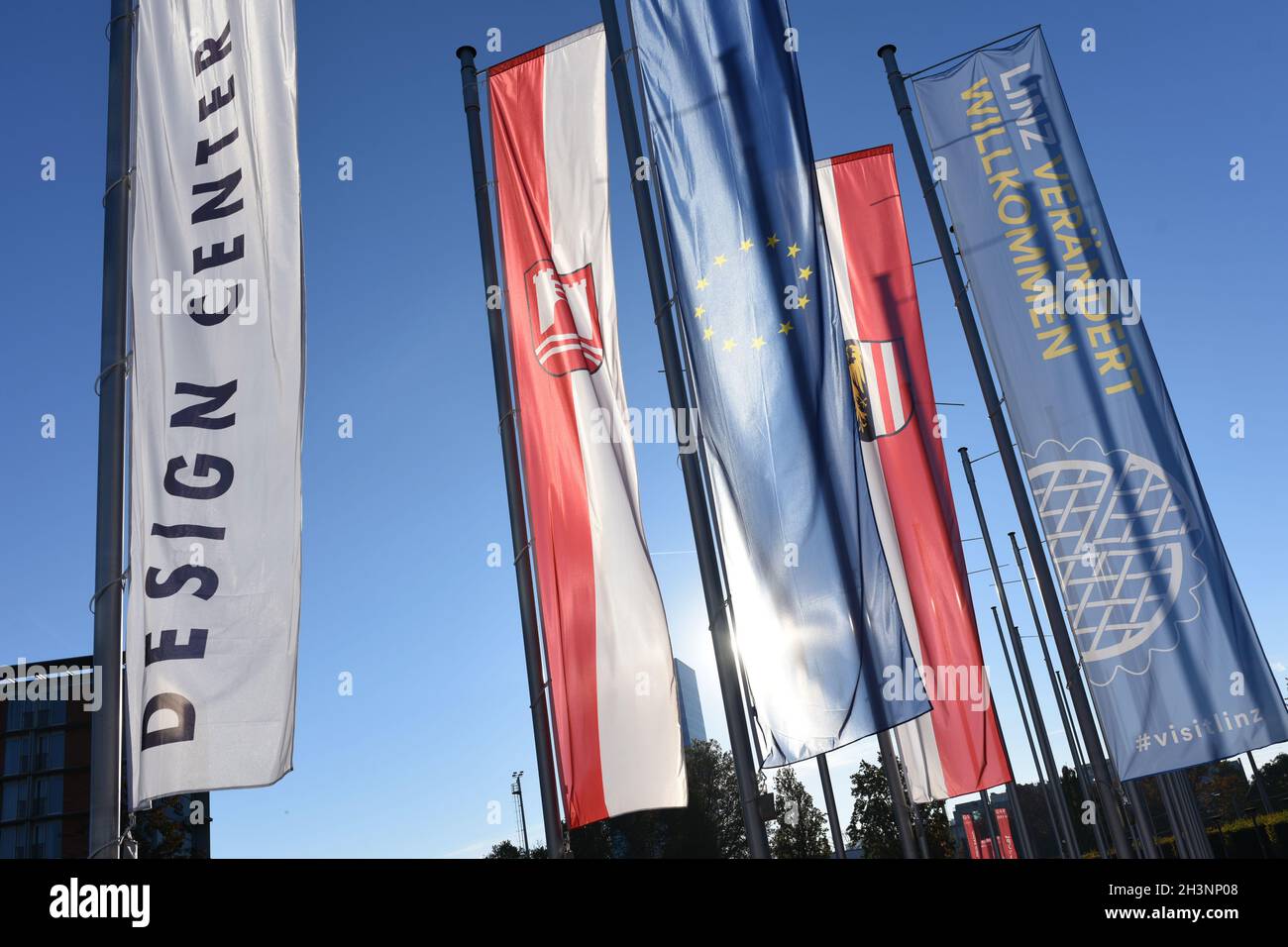 Flaggen vor dem Ausstellungs- und Veranstaltungszentrum 'Design Center' in Linz, Österreich, Europa - Flags in front of the 'Design Center' exhibition Stock Photo