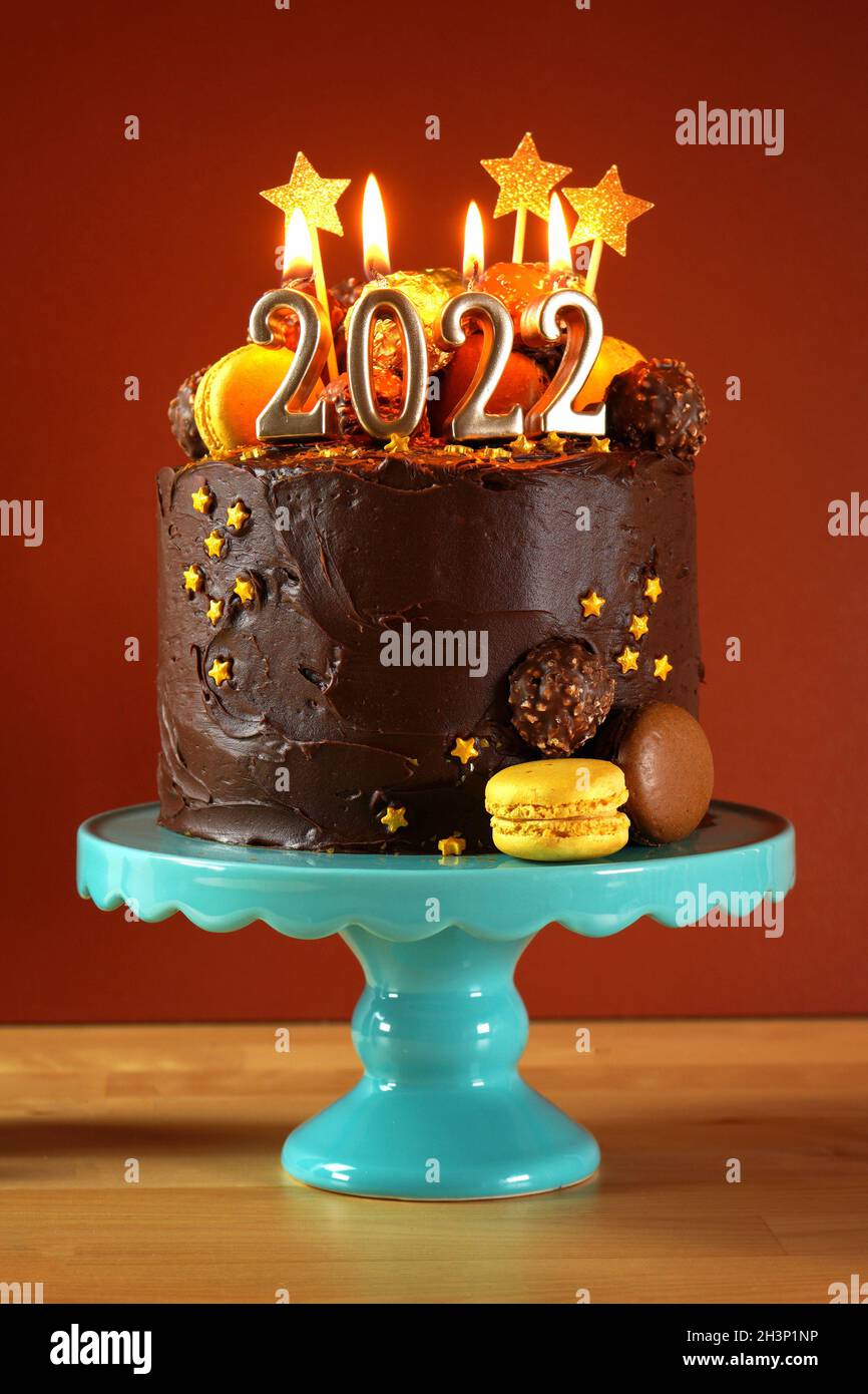 Happy New Year's Eve 2022 chocolate cake decorated with gold ...