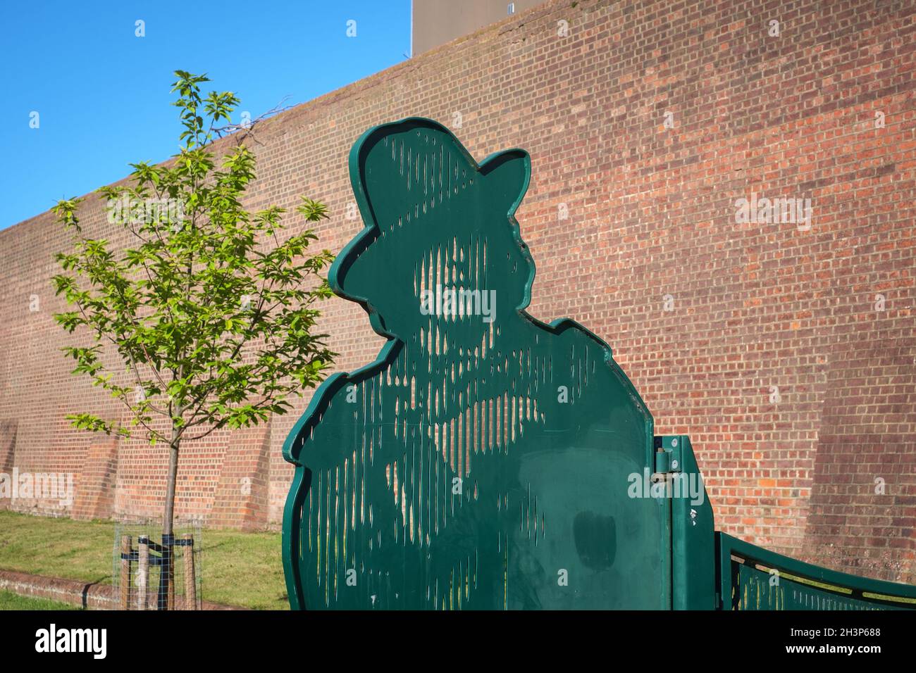 A distinctive representation of Oscar Wilde on the canal path by Reading Prison in Berkshire by the Kennet & Avon Canal Stock Photo