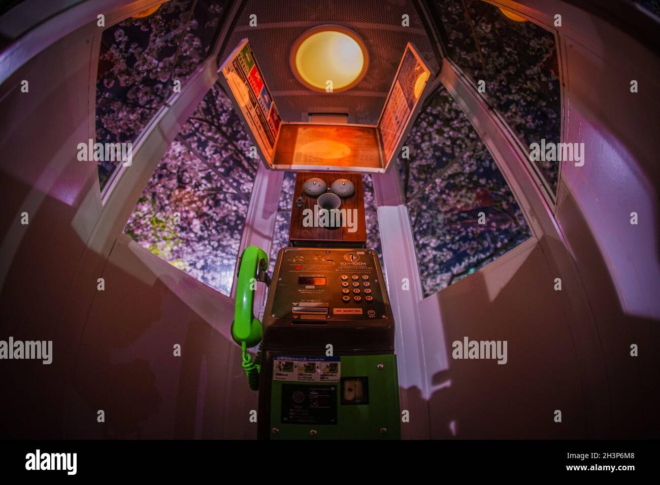 Phone booth japan hi-res stock photography and images - Alamy