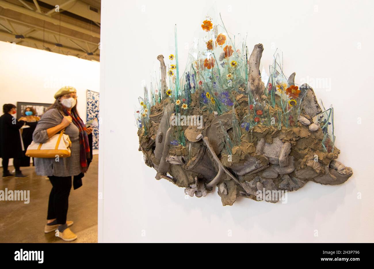 Toronto, Canada. 29th Oct, 2021. People visit the Art Toronto 2021 at the Metro Toronto Convention Center in Toronto, Canada, on Oct. 29, 2021. With participation of over 60 galleries focusing on contemporary art, the art fair kicked off on Friday. Credit: Zou Zheng/Xinhua/Alamy Live News Stock Photo