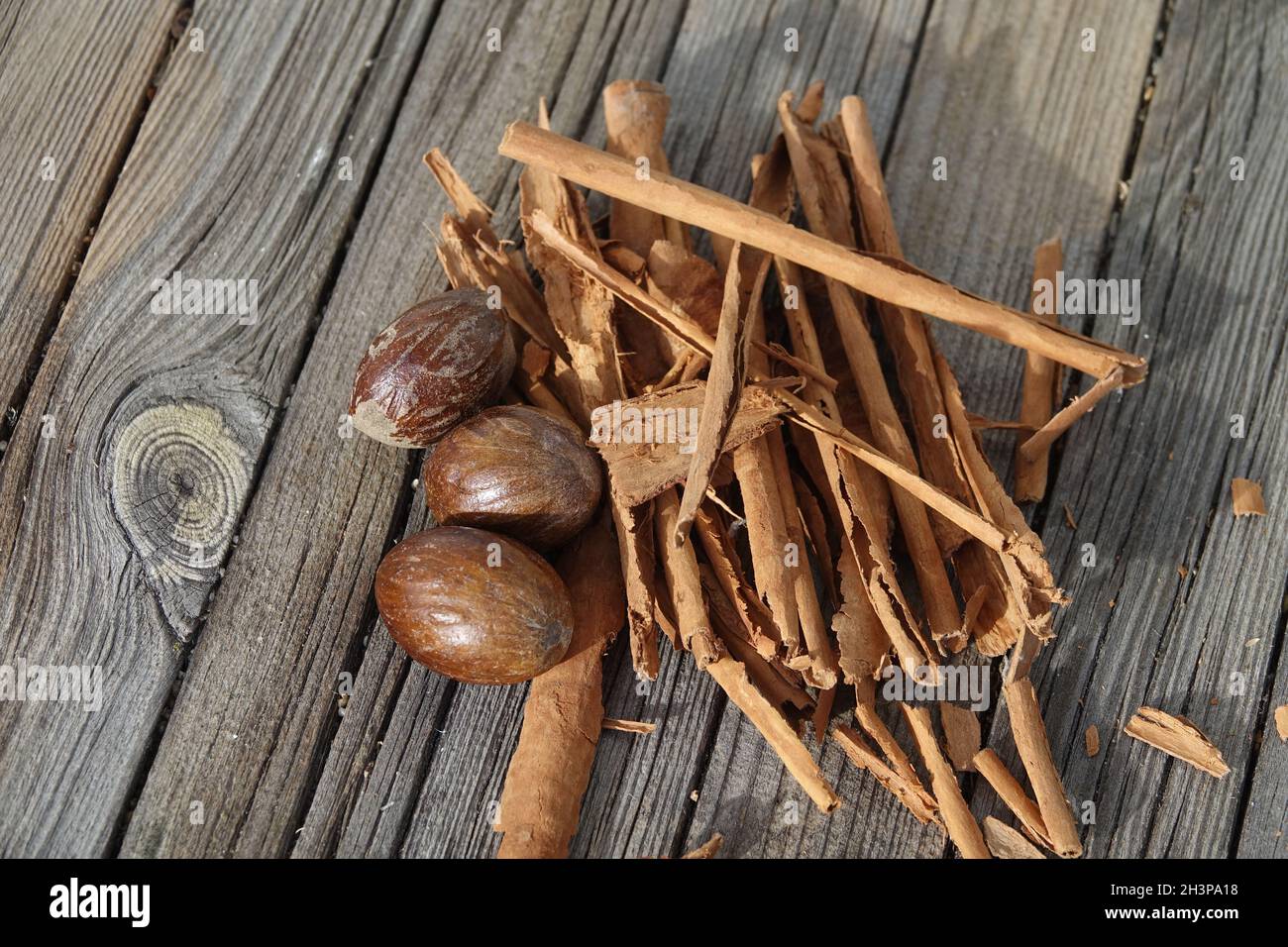 Myristica fragrans, nutmeg and Cinnamomum verum, cinnamon Stock Photo