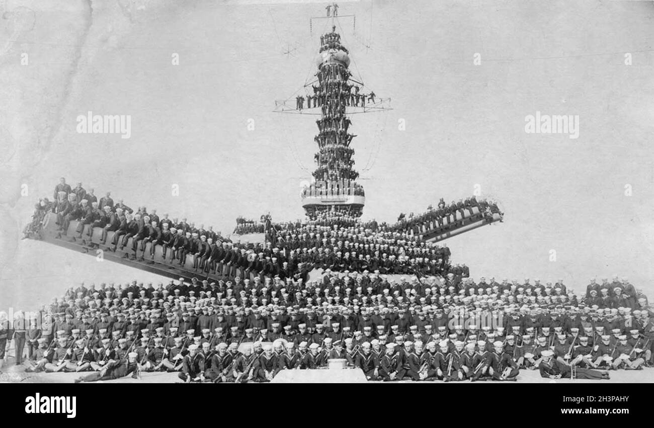 United States Marines and Sailors posing on unidentified ship (likely either the USS Pennsylvania or USS Arizona), in 1918. Stock Photo