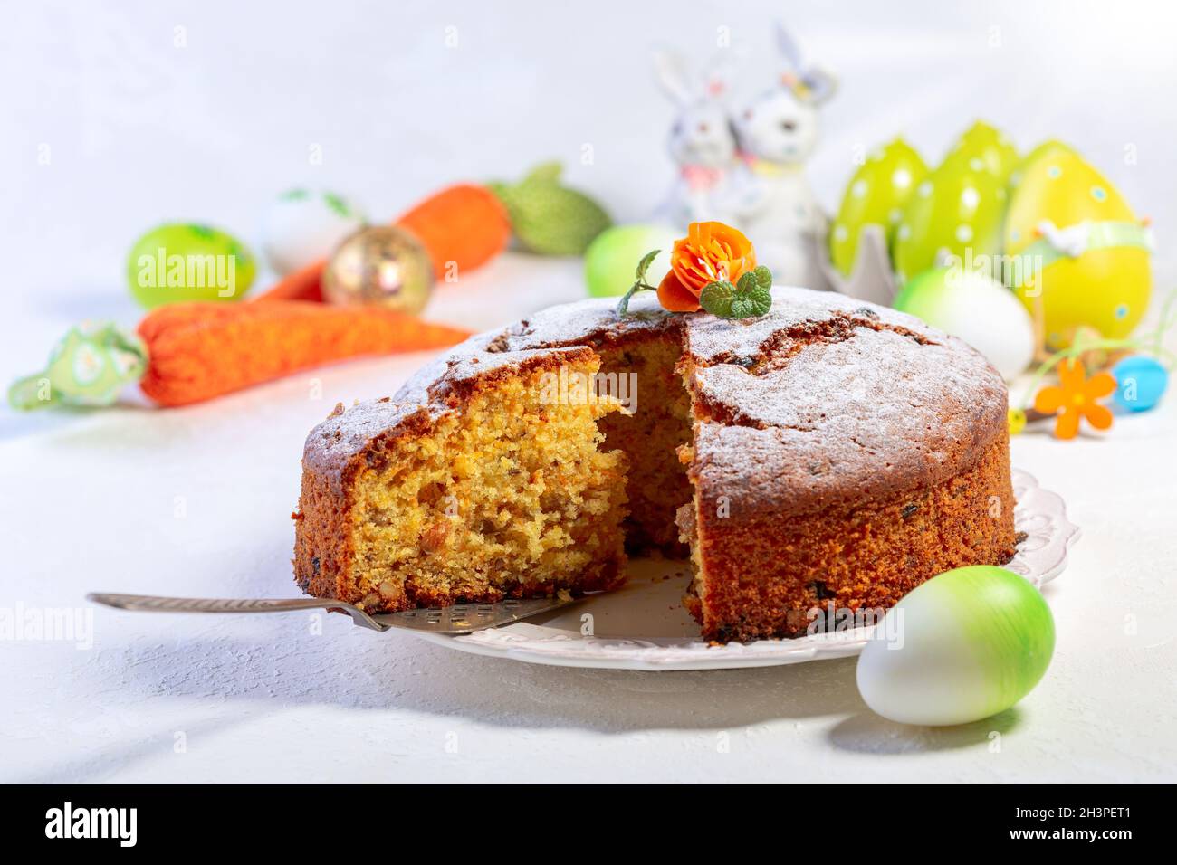 https://c8.alamy.com/comp/2H3PET1/carrot-cake-for-easter-2H3PET1.jpg