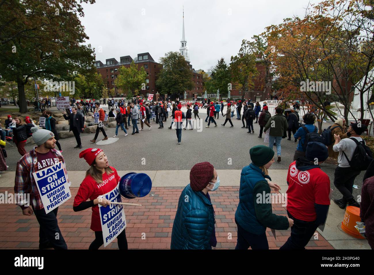 Harvard Student Workers strike, Cambridge, Massachusetts, USA. 29/10/21.  Hundreds of graduate and undergraduate student workers at Harvard University picketed outside of Harvard University Science Center in Cambridge, MA on Friday.   Credit: Chuck Nacke/Alamy Live News Stock Photo