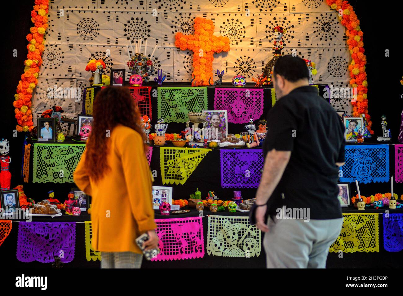 San Salvador, El Salvador. 29th Oct, 2021. A couple seen look at an