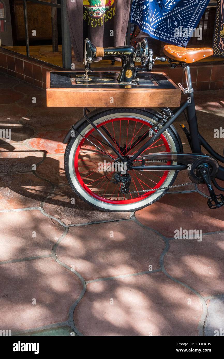 Antique sewing machine display hires stock photography and images Alamy