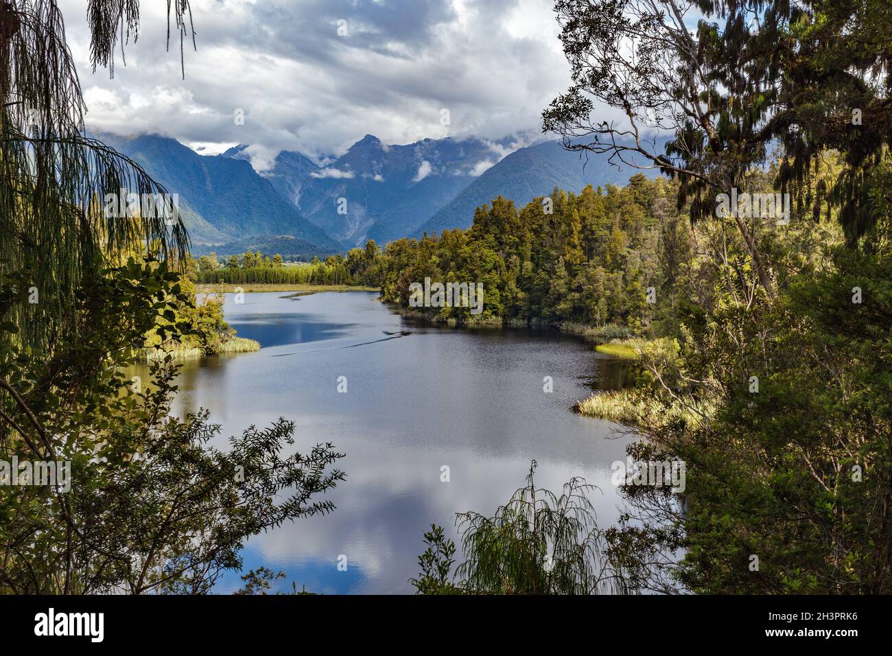 Scenic view of Lake Matheson in New Zealand in summertime Stock Photo ...