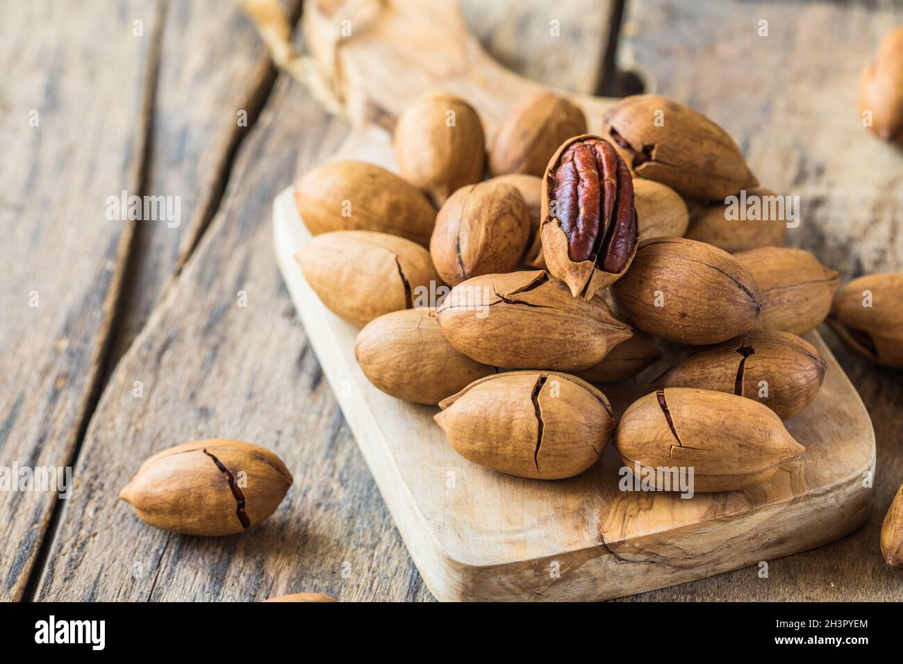 Cracked and opened pecan nuts and nuts in shell Stock Photo Alamy