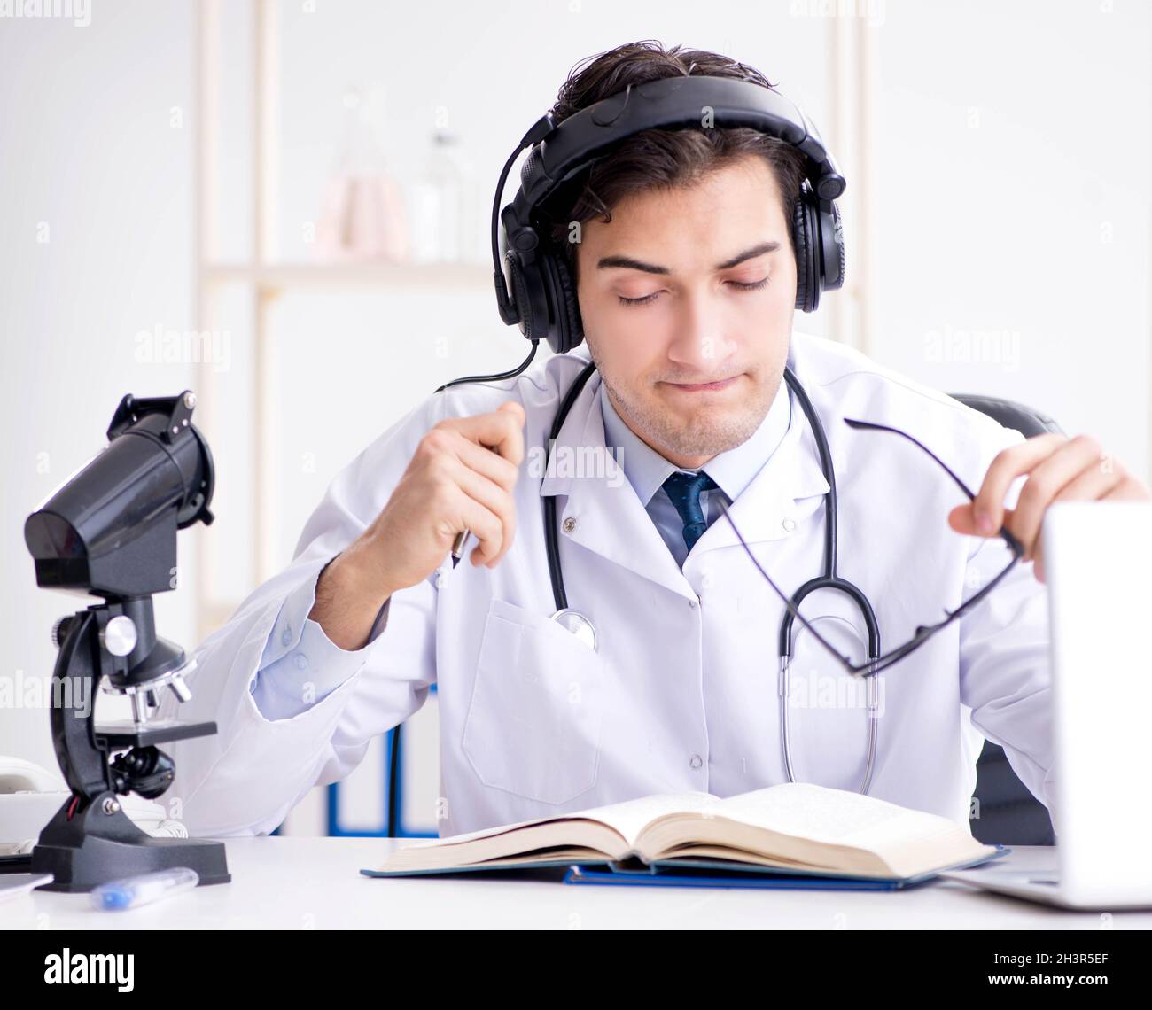 Photo Session Doctor Male doctor listening to patient during telemedicine session Stock ...