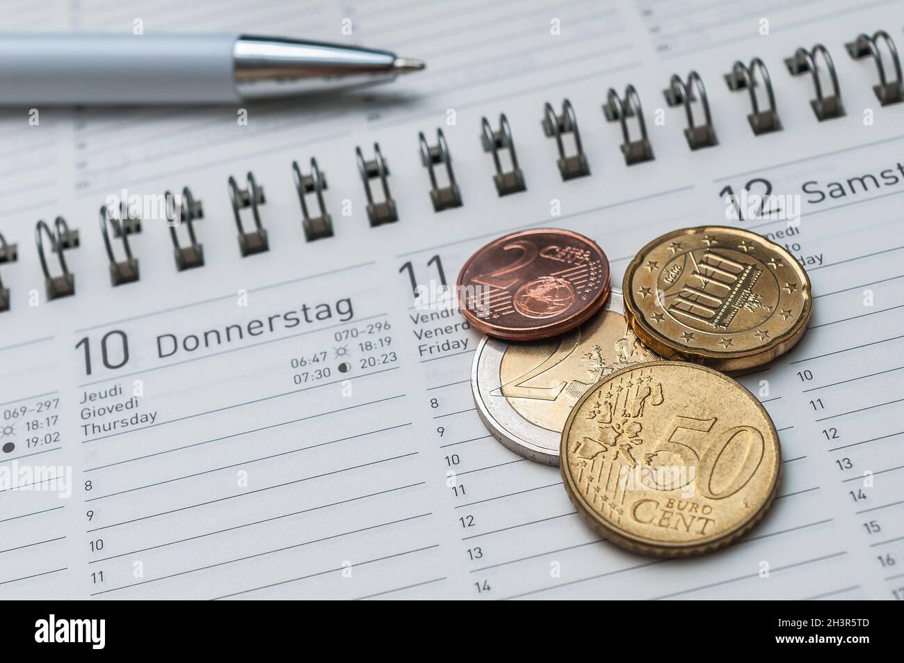 Haushaltsbuch, Geld und Kugelschreiber Stock Photo
