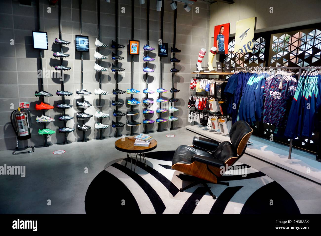 cultura Anual anfitriona Trainers on display in the Adidas Store on Oxford Street, London,United  Kingdom Stock Photo - Alamy
