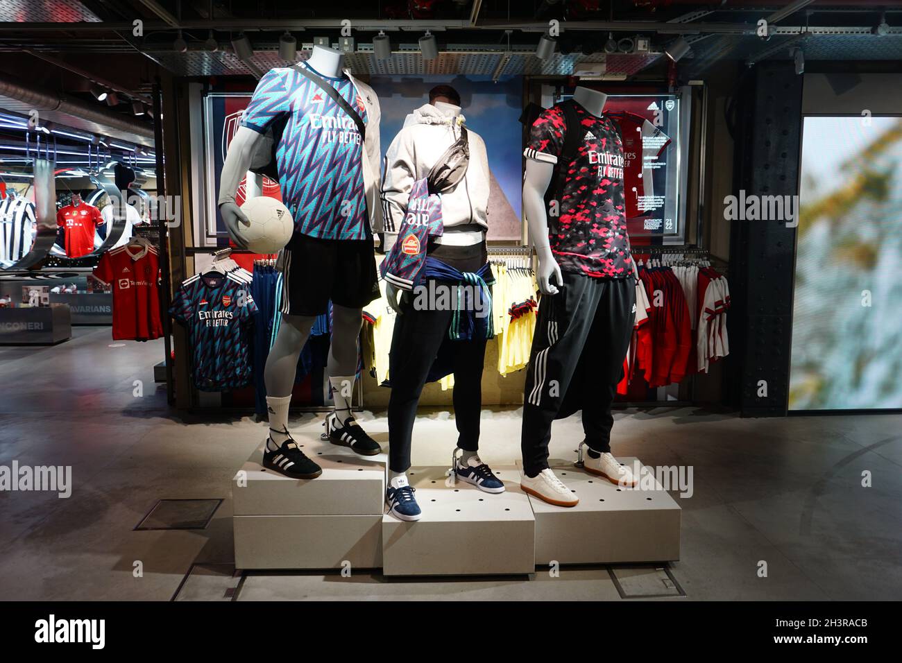 en lugar Inyección gloria Mannequins on display in the Adidas Store on Oxford Street, London,United  Kingdom Stock Photo - Alamy