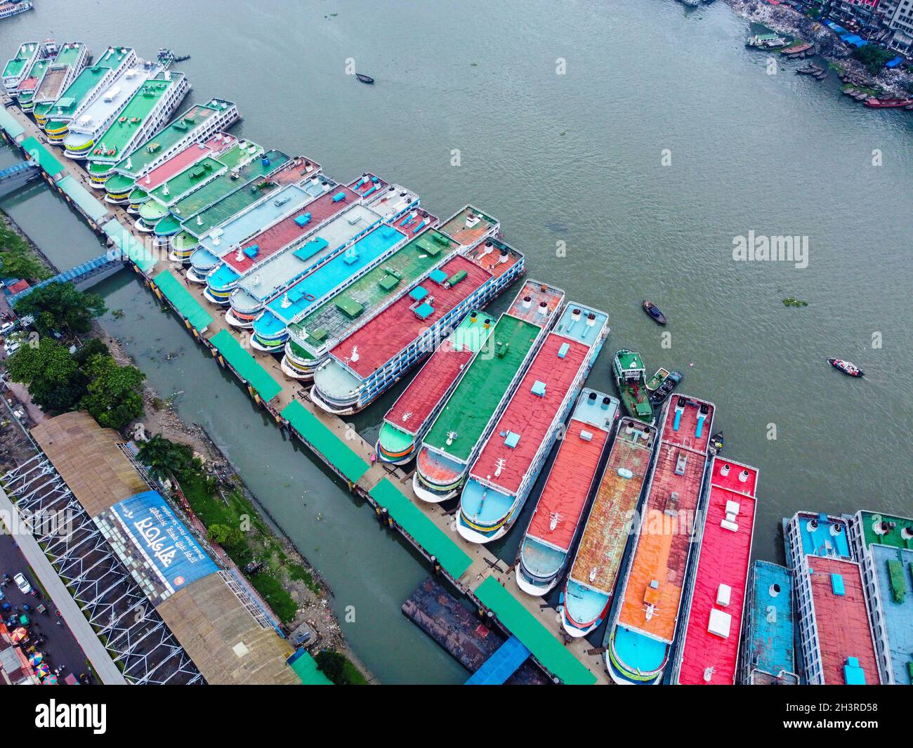Dhaka, Bangladesh. 30th Oct, 2021. Dhaka River Port is the Central and largest Passenger carrying River port in the country of Bangladesh where Hundreds of Launch, Streamer, Boats come to the port from different region of the country. (Credit Image: © Mustasinur Rahman Alvi/ZUMA Press Wire) Stock Photo