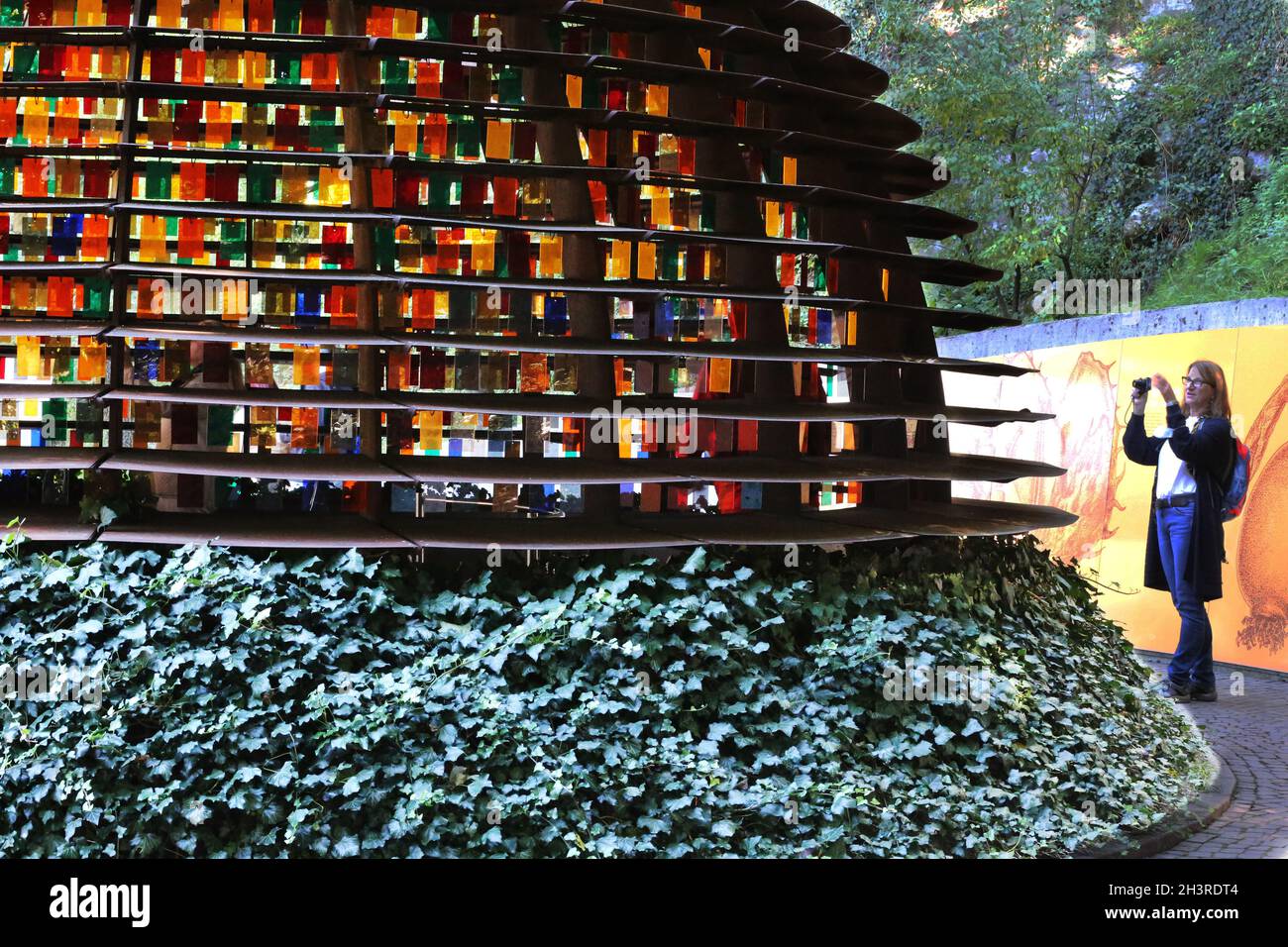 Meran, Kunst und Kultur aus Glas  in den Gärten von Schloss Trauttmansdorff, Meran, Südtirol, Dolomiten, Italien Stock Photo
