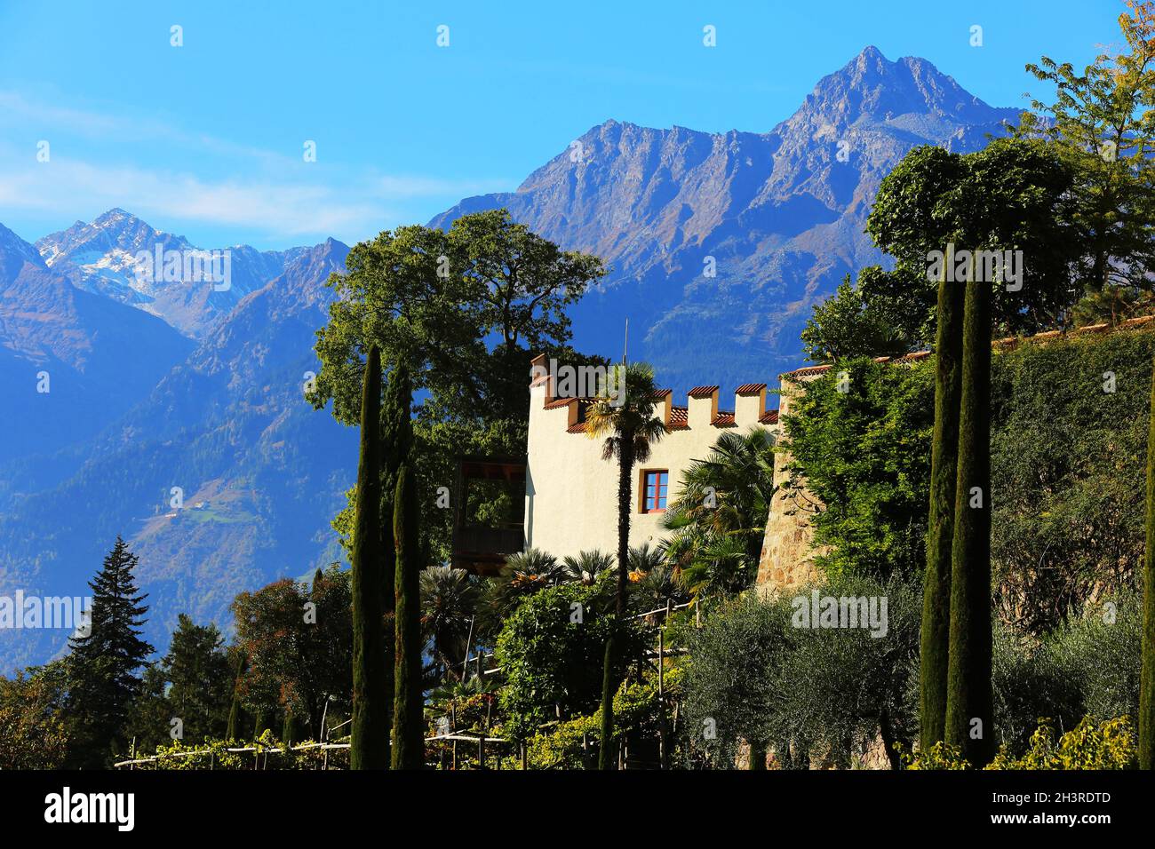 Meran, die Gärten von Schloss Trauttmansdorff  eröffnen beeindruckende Perspektiven auf exotische Gartenlandschaften, Südtirol, Dolomiten, Italien Stock Photo