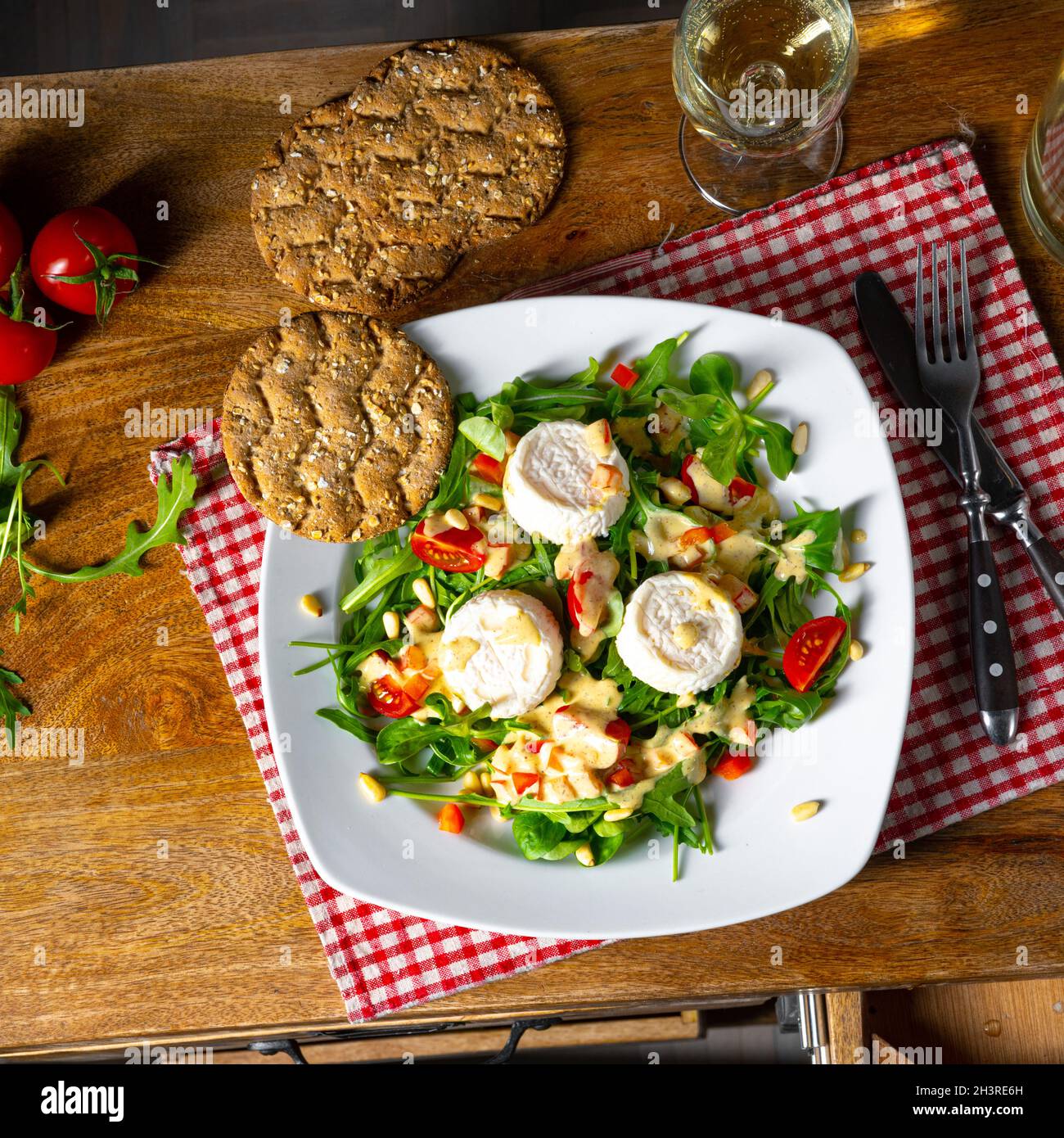 Rocket salad with goat cheese and honey dressing Stock Photo Alamy