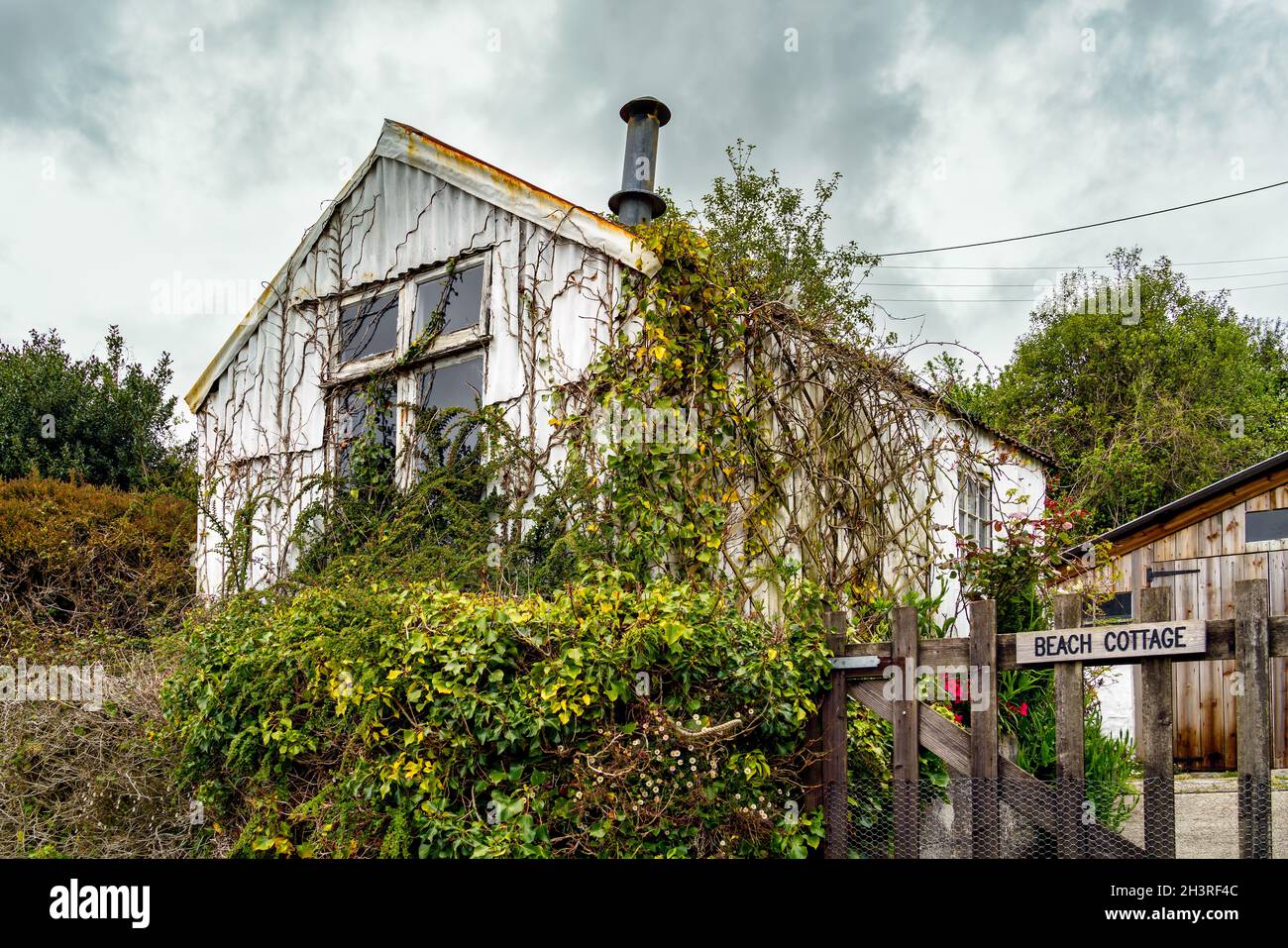COOMBE, CORNWALL, UK - MAY 12 : Beach Cottage in Coombe, Cornwall on May 12, 2021 Stock Photo