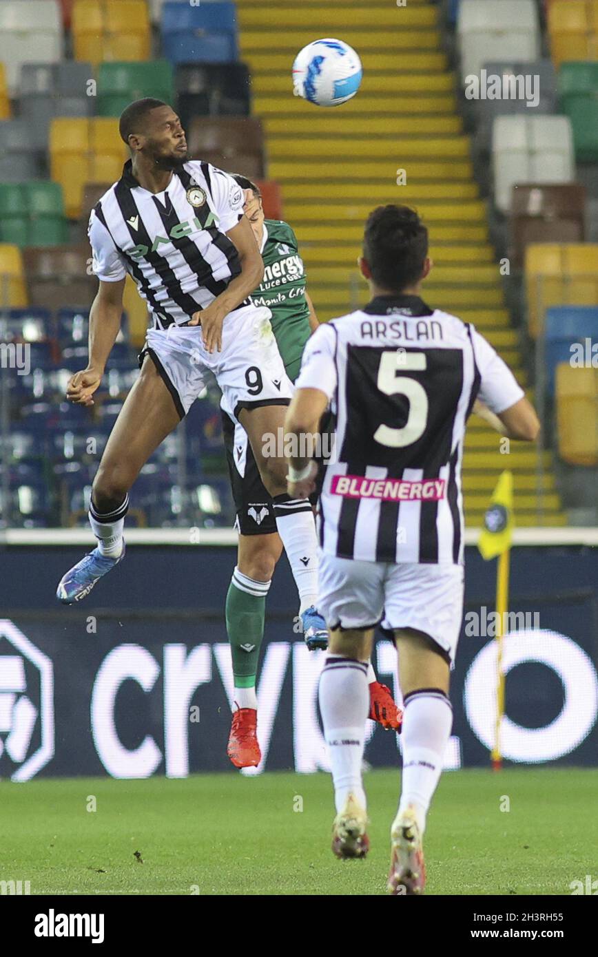 Udine, Italy. 27th Oct, 2021. Header of 9 Norberto Bercique Gomes Betuncal 'Beto' -Udinese during Udinese Calcio vs Hellas Verona FC, italian soccer Serie A match in Udine, Italy, October 27 2021 Credit: Independent Photo Agency/Alamy Live News Stock Photo