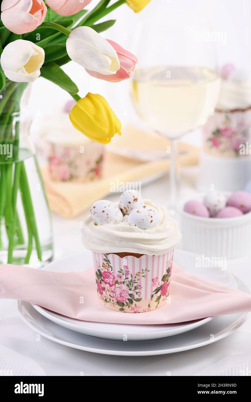 Easter dessert Bird's Nest Stock Photo Alamy
