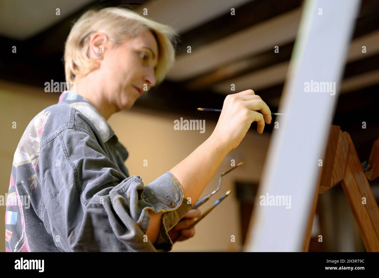 An easel stands hi-res stock photography and images - Alamy