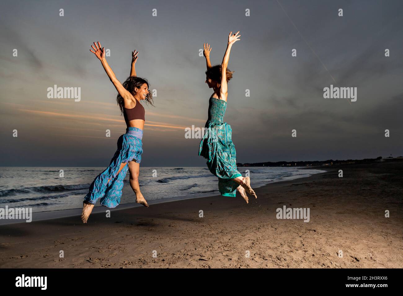 Women sunset beach hi-res stock photography and images - Alamy