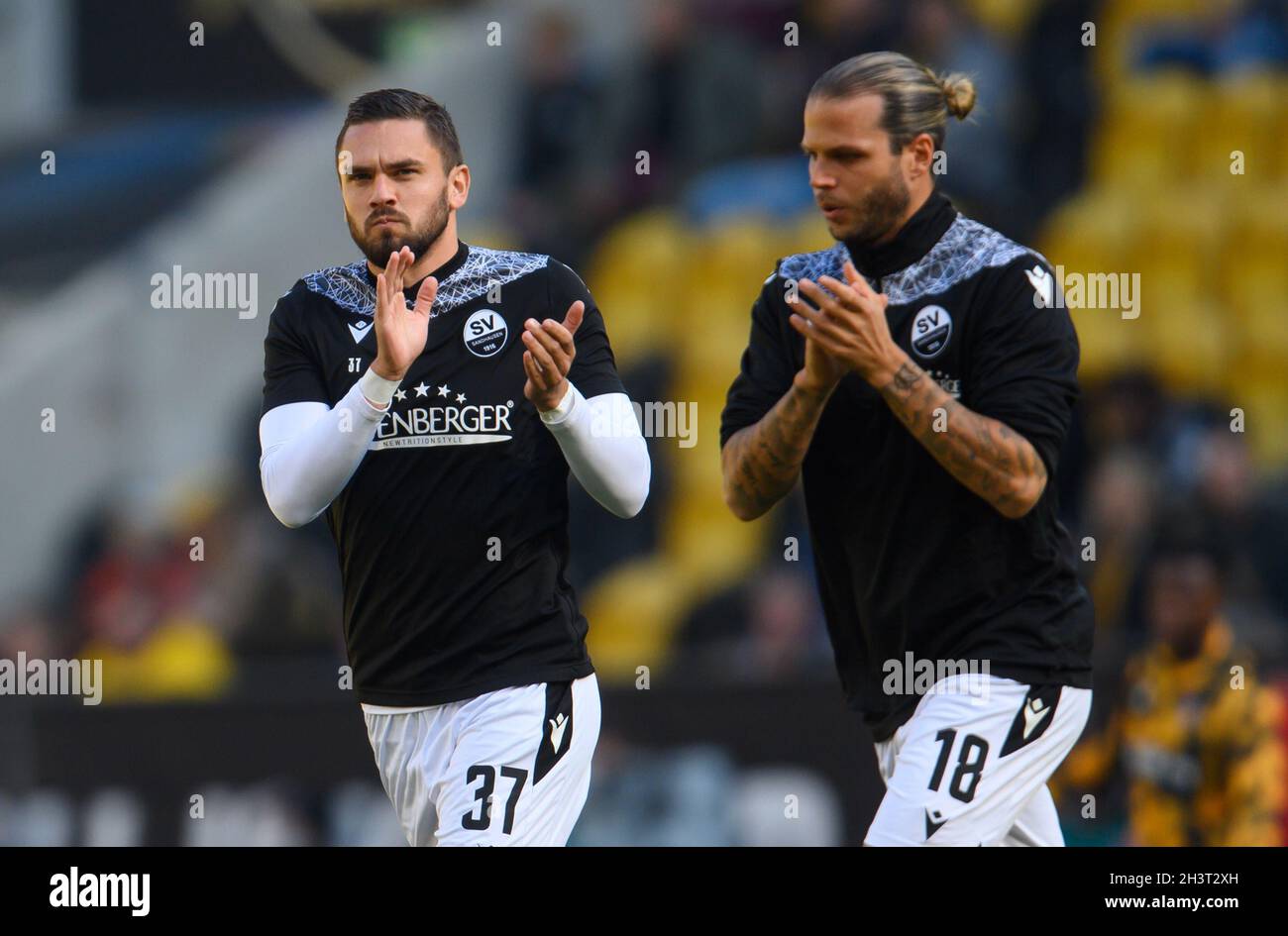 Dresden, Germany. 30th Oct, 2021. Football: 2. Bundesliga, SG Dynamo Dresden - SV Sandhausen, Matchday 12, at Rudolf-Harbig-Stadion. Sandhausen's Pascal Testroet (l) and Dennis Diekmeier come onto the field to warm up. Credit: Robert Michael/dpa-Zentralbild/dpa - IMPORTANT NOTE: In accordance with the regulations of the DFL Deutsche Fußball Liga and/or the DFB Deutscher Fußball-Bund, it is prohibited to use or have used photographs taken in the stadium and/or of the match in the form of sequence pictures and/or video-like photo series./dpa/Alamy Live News Stock Photo