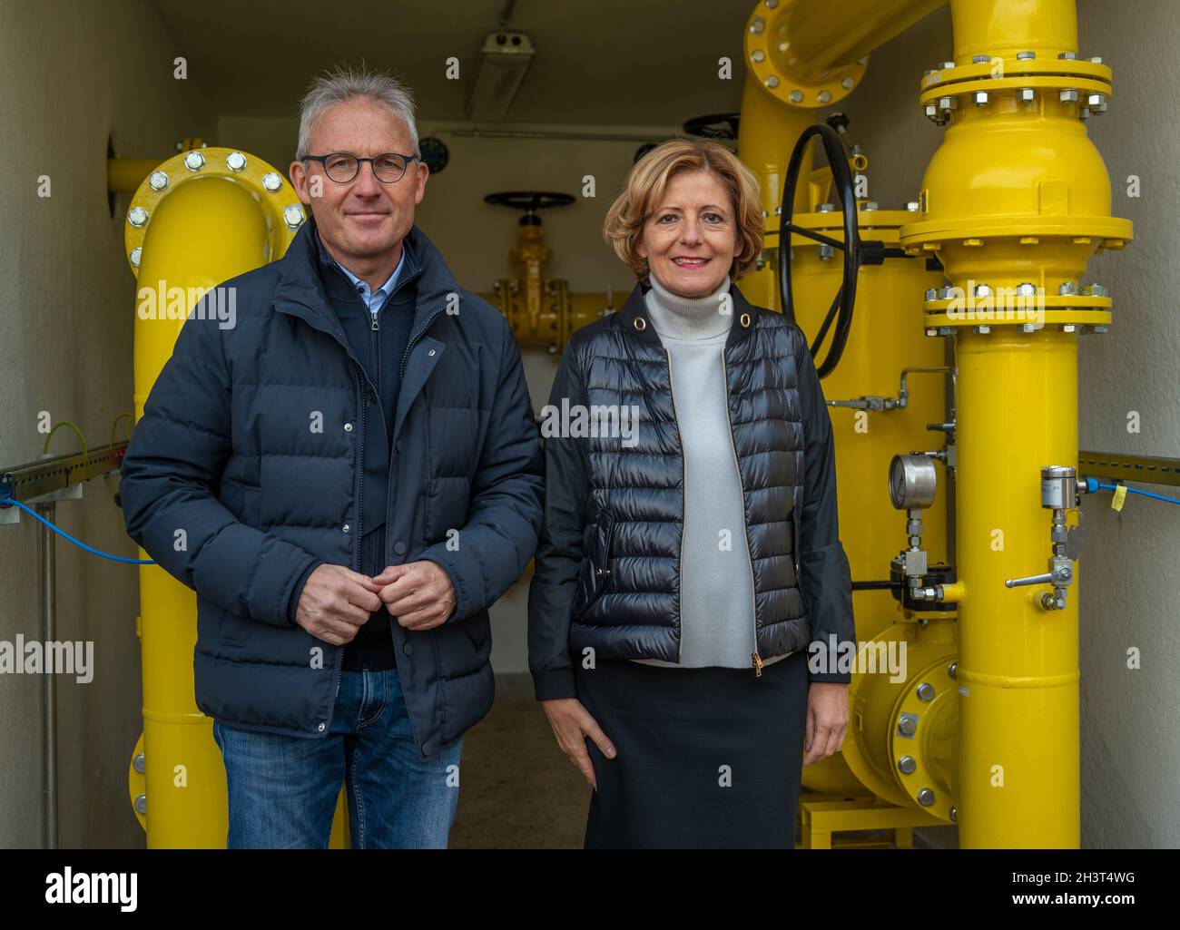 Bad Neuenahr Ahrweiler, Germany. 29th Oct, 2021. The Minister President of Rhineland-Palatinate, Malu Dreyer (r, SPD) and Andreas Hoffknecht (Managing Director of Energienetze Mittelrhein) stand at the gas pressure regulating station during the commissioning of an important high-pressure gas pipeline to supply heat to the new gas pipeline, which was built as an important high-pressure gas pipeline to supply heat to the Ahr valley after the flood disaster. Credit: Harald Tittel/dpa/Alamy Live News Stock Photo