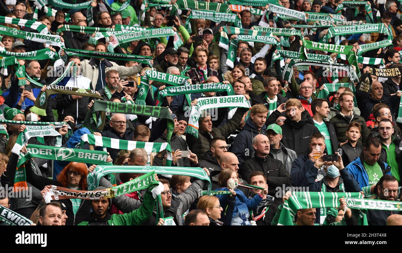Bremen, Germany. 30th Oct, 2021. Football: 2nd Bundesliga, Werder Bremen - FC St. Pauli, Matchday 12, wohninvest Weserstadion. Werder fans sing the football anthem and hold up their football scarves. Credit: Carmen Jaspersen/dpa - IMPORTANT NOTE: In accordance with the regulations of the DFL Deutsche Fußball Liga and/or the DFB Deutscher Fußball-Bund, it is prohibited to use or have used photographs taken in the stadium and/or of the match in the form of sequence pictures and/or video-like photo series./dpa/Alamy Live News Stock Photo
