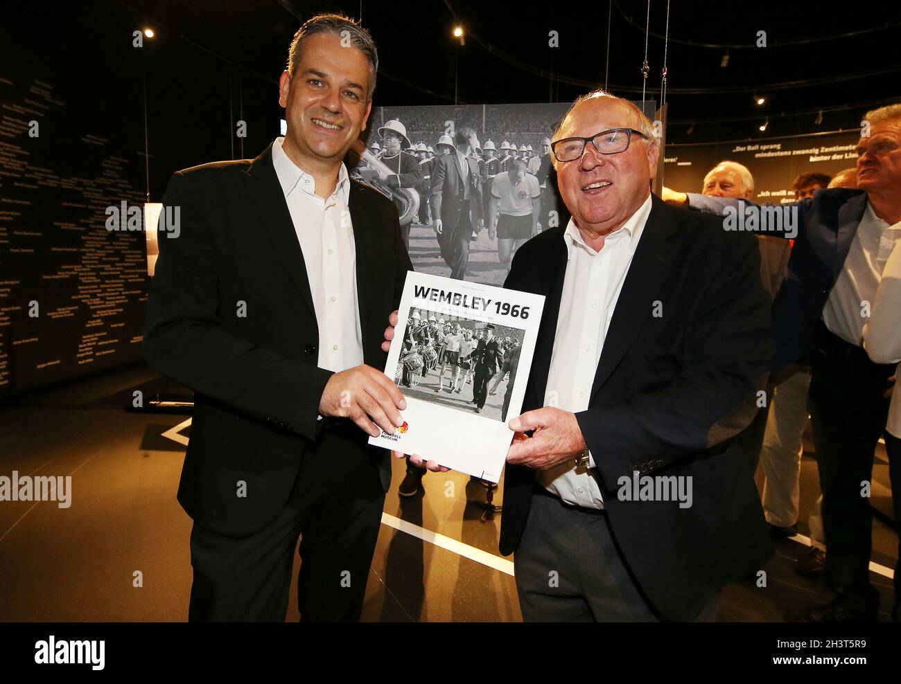 Uwe Seeler celebrates his 85th birthday on November 5th, 2021 firo: July 31st, 2016 Football, season German Football Museum DFM honors 50 years of World Cup 1966 Vice with a special exhibition Manuel Neukirchner, DFM with Uwe Seeler The final of the 8th Football World Cup in 1966 between .England and Germany (4: 2 nV) has become a myth. The German Football Museum honors the unforgettable encounter with the legendary 'Wembley goal' for the anniversary with the special exhibition '50 years of Wembley' The myth in Snapshots Â‚Ã „Ãº (July 31, 2016 Â‚Ã„ Ã¬ January 15, 2017). Artistic media installa Stock Photo