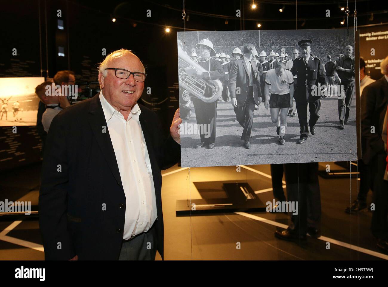 Uwe Seeler celebrates his 85th birthday on November 5th, 2021 firo: July 31st, 2016 Football, season German Football Museum DFM honors 50 years of World Cup 1966 Vice with a special exhibition Germany (4: 2 nV) has become a myth. The German Football Museum honors the unforgettable encounter with the legendary 'Wembley goal' for the anniversary with the special exhibition '50 years of Wembley' The myth in Snapshots Â‚Ã „Ãº (July 31, 2016 Â‚Ã„ Ã¬ January 15, 2017). Artistic media installations and partly unpublished photographs will be shown. Stock Photo