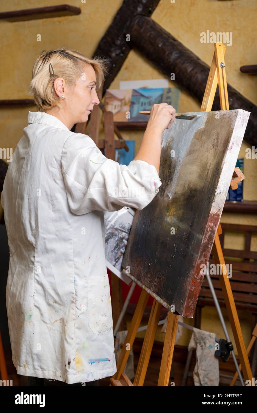 An easel stands hi-res stock photography and images - Alamy