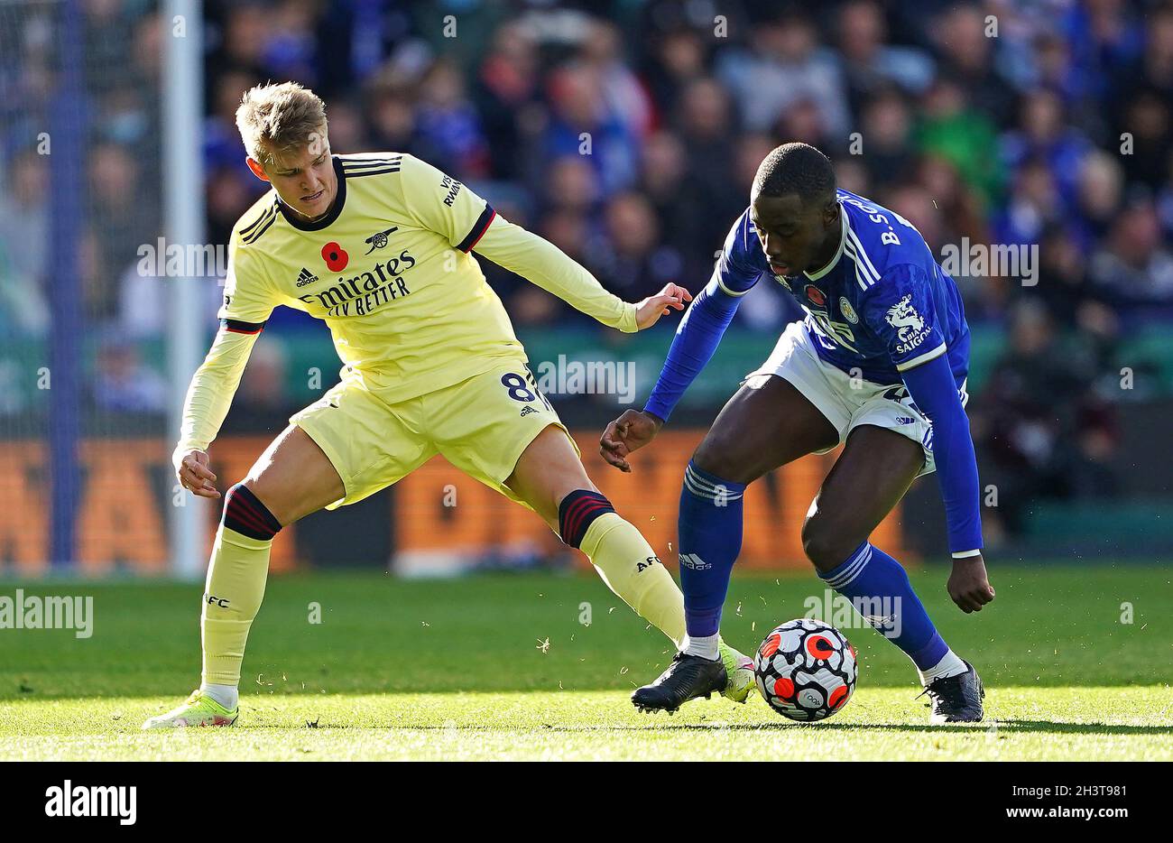 Arsenal's Martin Odegaard (left) and Leicester City's Boubakary Soumare battle for the ball during the Premier League match at the King Power Stadium, Leicester. Picture date: Saturday October 30, 2021. Stock Photo