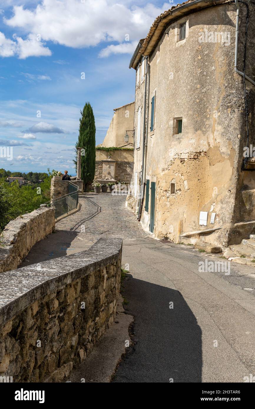 The hilltop defensive wall.  Ménerbes is a commune in the Vaucluse department in the Provence-Alpes-Côte d'Azur region of South-eastern France. Stock Photo