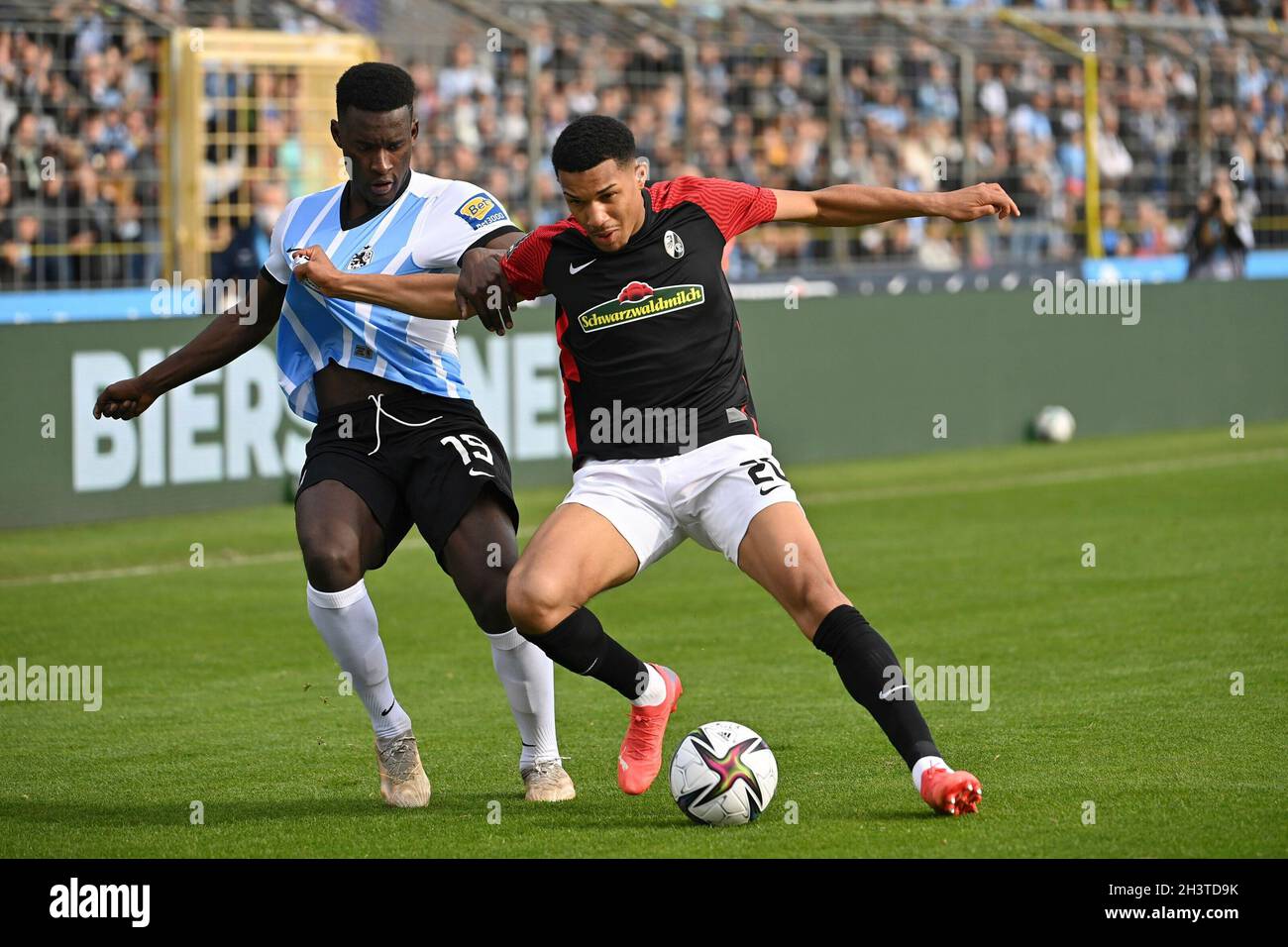 from right: MARCEL BAER (1860 MUENCHEN), YANNICK DEICHMANN (1860 MUENCHEN),  action, duels versus KENNETH SCHMIDT (SC FREIBURG II). Soccer 3rd league,  Liga3, TSV Munich 1860-SC Freiburg II 6-0 on 10/30/2021 in Muenchen