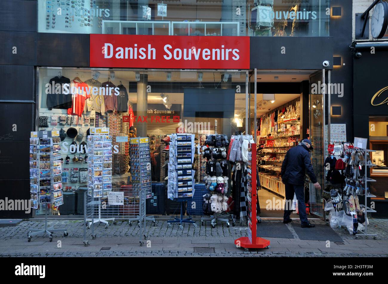 Copenhagen /Denmark / 30 October 2021 / Tourists pass by Dnish ...