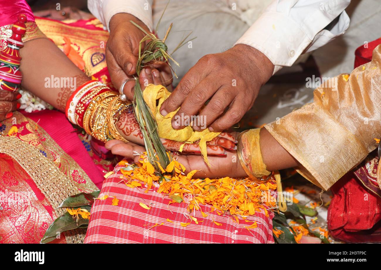 indian bengali wedding rituals hasto bandhan Stock Photo Alamy