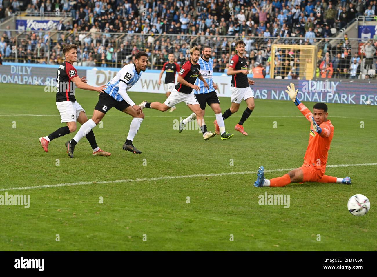 from right: MARCEL BAER (1860 MUENCHEN), YANNICK DEICHMANN (1860 MUENCHEN),  action, duels versus KENNETH SCHMIDT (SC FREIBURG II). Soccer 3rd league,  Liga3, TSV Munich 1860-SC Freiburg II 6-0 on 10/30/2021 in Muenchen